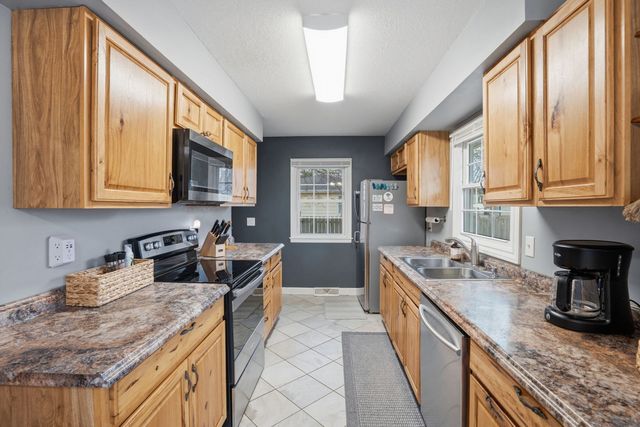 1006 Hillside Drive, Bettendorf, IA 52722