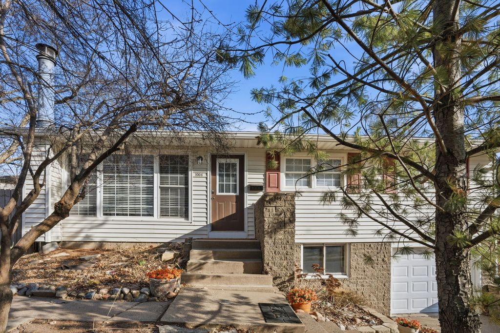 1006 Hillside Drive, Bettendorf, IA 52722