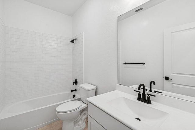 213 Dunovant Drive, Sealy, TX 77474