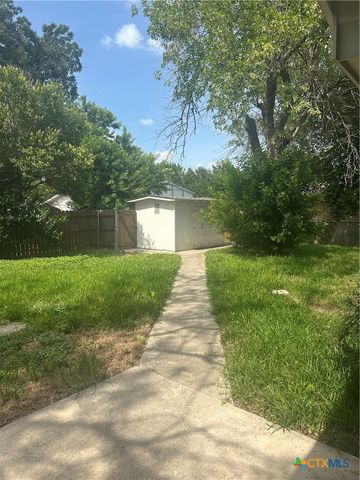 1302 E Canary Ln. Street, Seguin, TX 78155