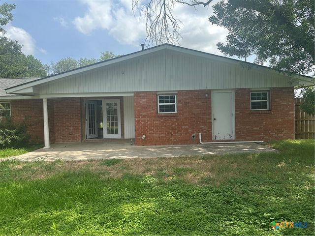 1302 E Canary Ln. Street, Seguin, TX 78155