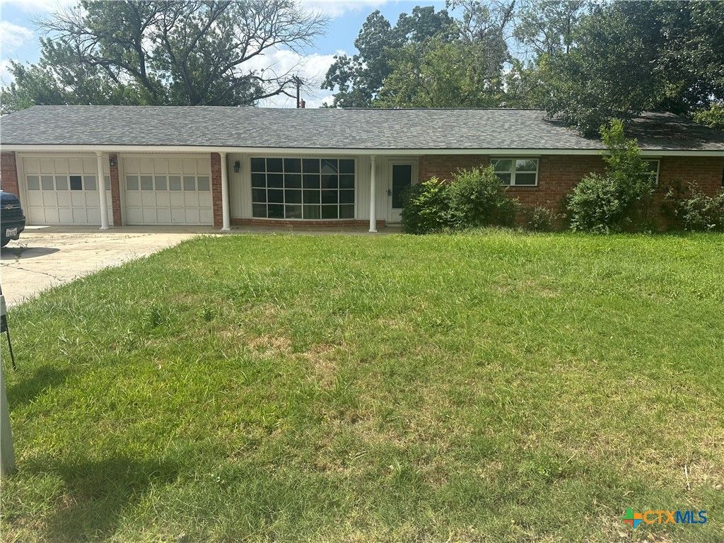 1302 E Canary Ln. Street, Seguin, TX 78155