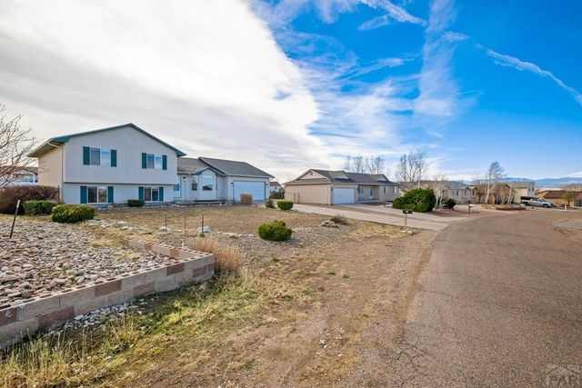 528 S Bellflower Dr, Pueblo West, CO 81007