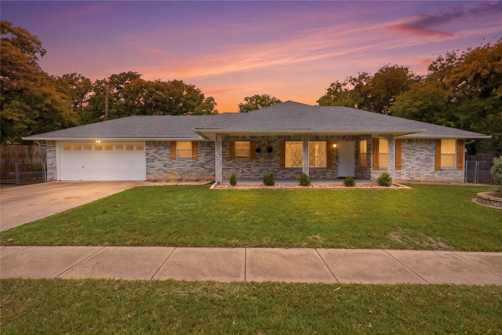 217 Spruce Circle, Azle, TX 76020