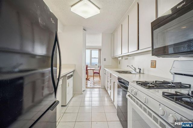 555 North Avenue 17R, Fort Lee, NJ 07024