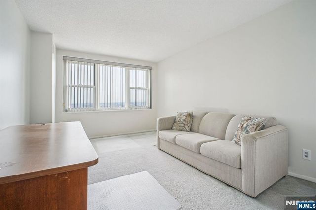 555 North Avenue 17R, Fort Lee, NJ 07024