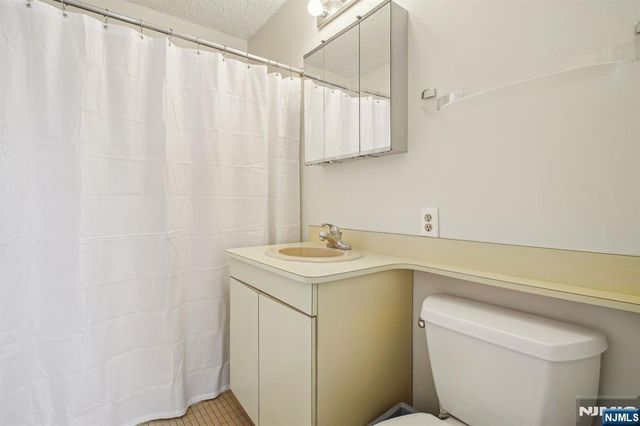 555 North Avenue 17R, Fort Lee, NJ 07024