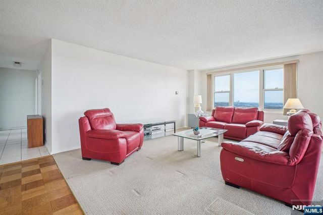 555 North Avenue 17R, Fort Lee, NJ 07024