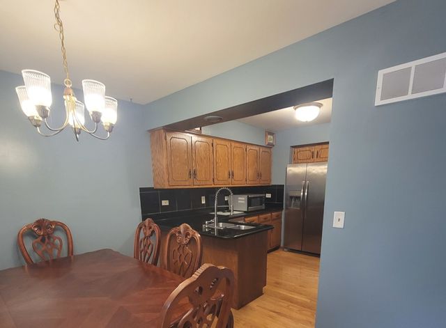 405 S Wenbriar Square, Addison, IL 60101