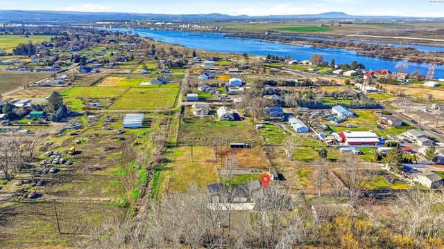 90 White Dr, Burbank, WA 99323