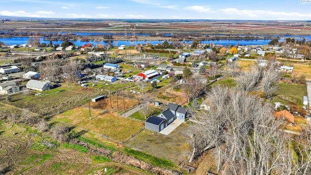 90 White Dr, Burbank, WA 99323