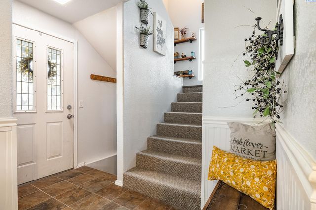 90 White Dr, Burbank, WA 99323