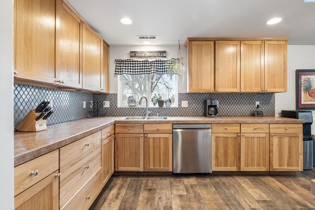 90 White Dr, Burbank, WA 99323