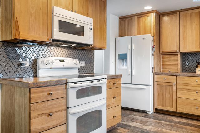 90 White Dr, Burbank, WA 99323