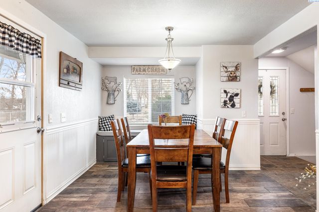 90 White Dr, Burbank, WA 99323