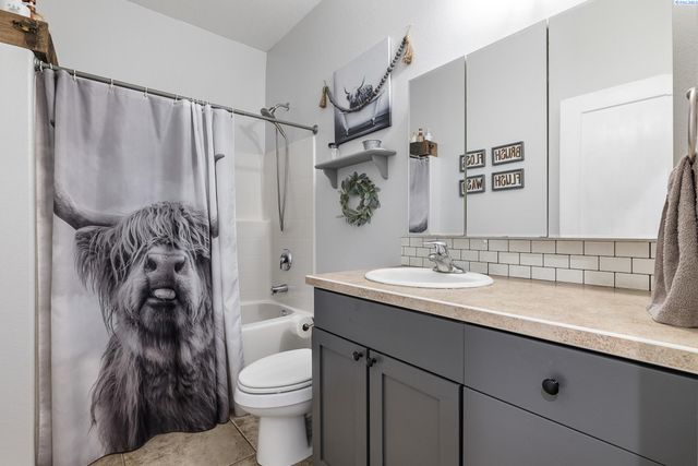 90 White Dr, Burbank, WA 99323