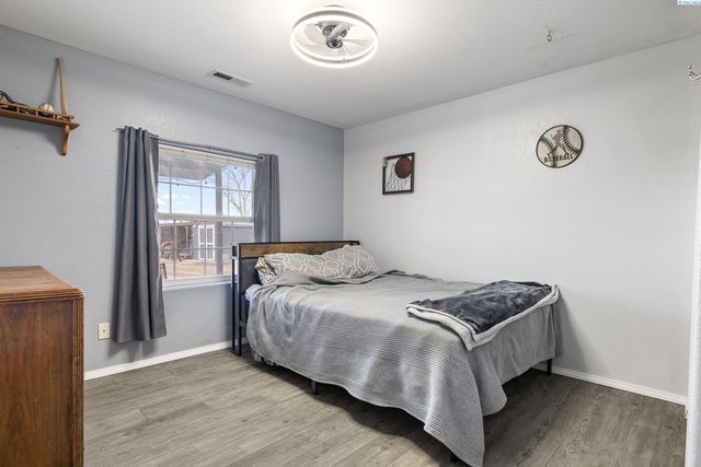 90 White Dr, Burbank, WA 99323