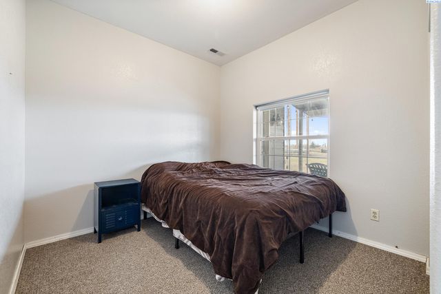 90 White Dr, Burbank, WA 99323