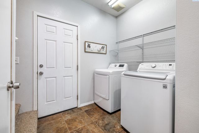 90 White Dr, Burbank, WA 99323