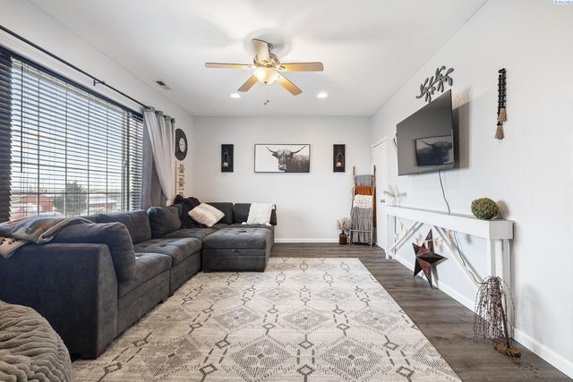 90 White Dr, Burbank, WA 99323