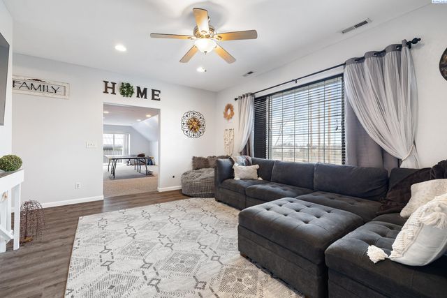 90 White Dr, Burbank, WA 99323