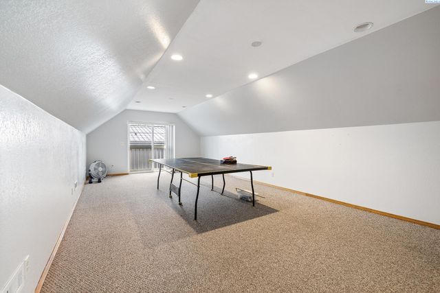 90 White Dr, Burbank, WA 99323