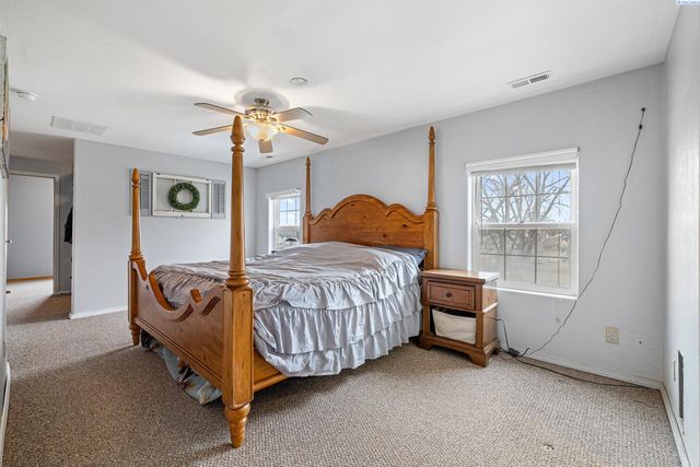 90 White Dr, Burbank, WA 99323