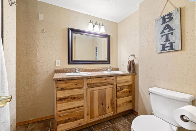 90 White Dr, Burbank, WA 99323