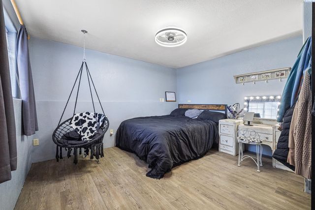 90 White Dr, Burbank, WA 99323