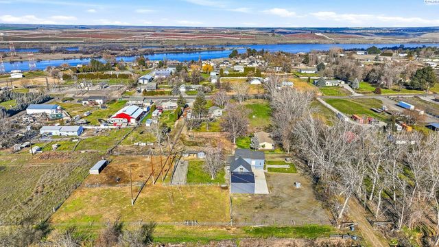 90 White Dr, Burbank, WA 99323