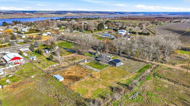 90 White Dr, Burbank, WA 99323