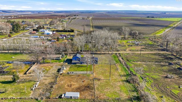 90 White Dr, Burbank, WA 99323