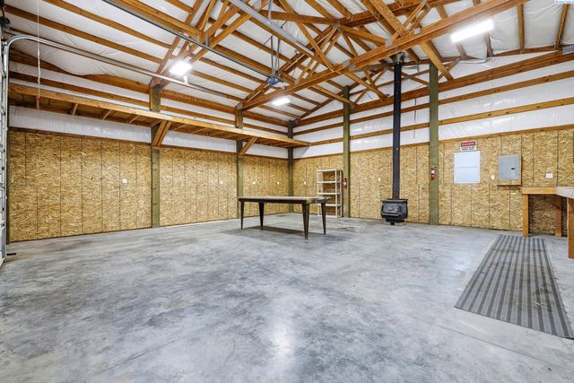 90 White Dr, Burbank, WA 99323