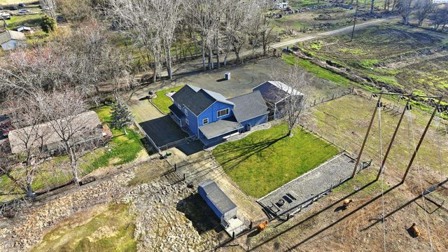 90 White Dr, Burbank, WA 99323