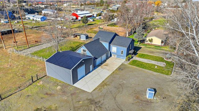 90 White Dr, Burbank, WA 99323