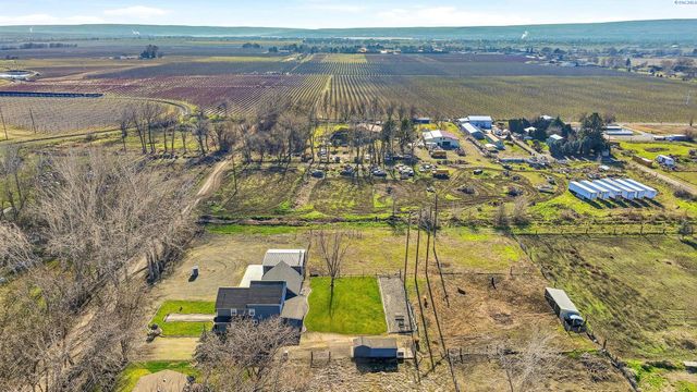 90 White Dr, Burbank, WA 99323