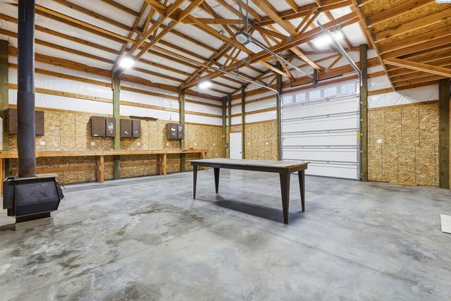 90 White Dr, Burbank, WA 99323