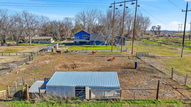 90 White Dr, Burbank, WA 99323