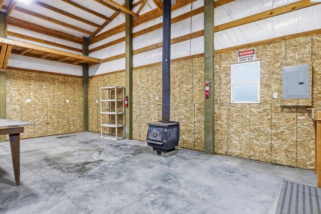 90 White Dr, Burbank, WA 99323