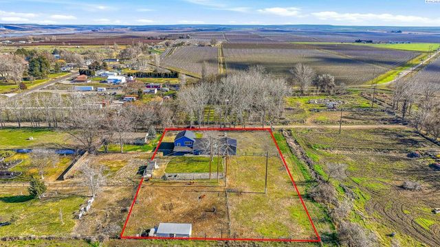 90 White Dr, Burbank, WA 99323