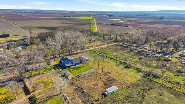 90 White Dr, Burbank, WA 99323