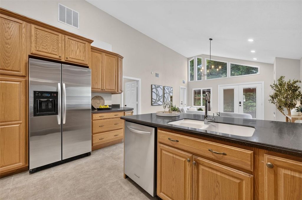 Image 12 of property listing at 1242 E RIDGEWOOD STREET, Orlando, FL 32803