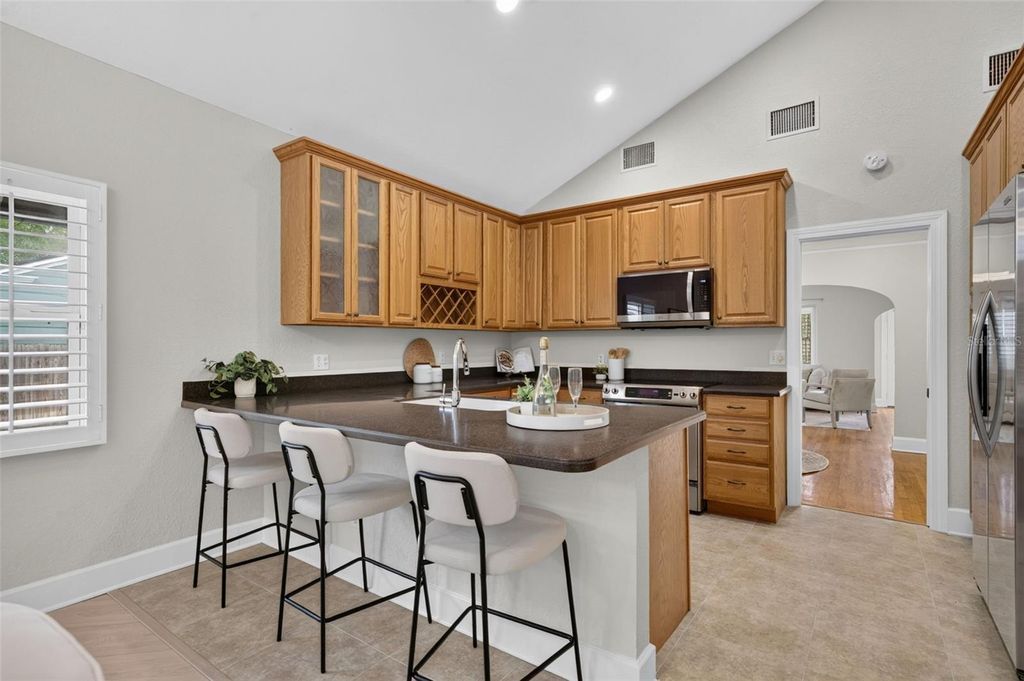 Image 8 of property listing at 1242 E RIDGEWOOD STREET, Orlando, FL 32803