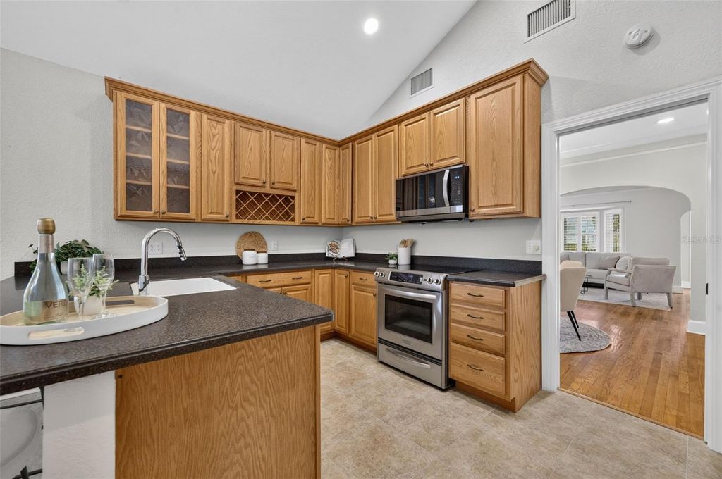 Image 9 of property listing at 1242 E RIDGEWOOD STREET, Orlando, FL 32803
