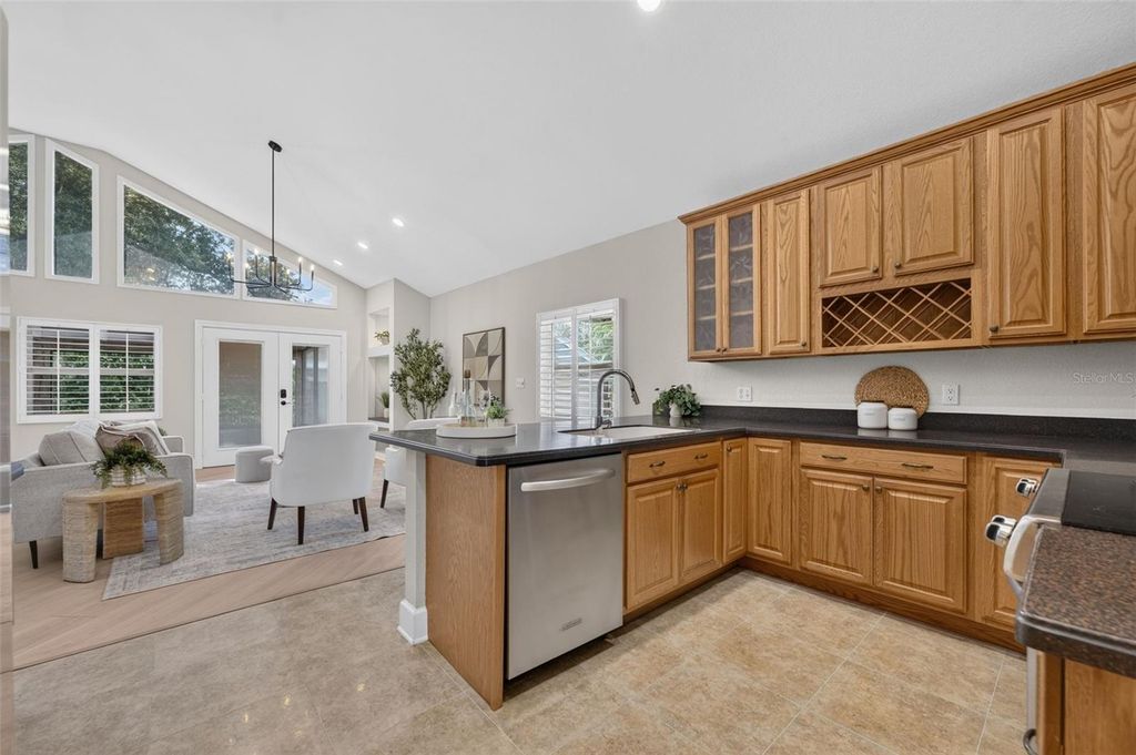 Image 10 of property listing at 1242 E RIDGEWOOD STREET, Orlando, FL 32803
