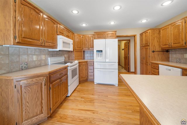 7929 SW 28th ST, Topeka, KS 66614