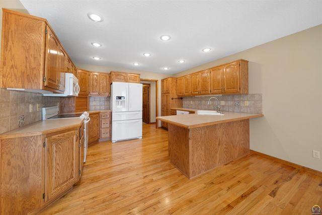 7929 SW 28th ST, Topeka, KS 66614