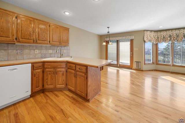 7929 SW 28th ST, Topeka, KS 66614