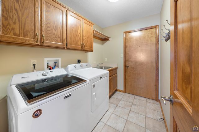 7929 SW 28th ST, Topeka, KS 66614