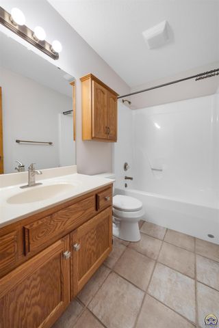 7929 SW 28th ST, Topeka, KS 66614